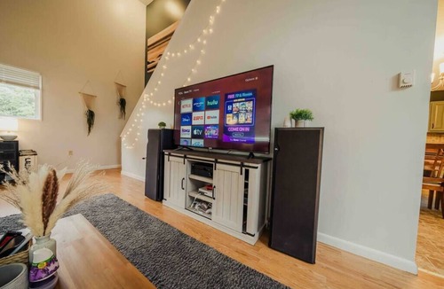 Long Pond House | Deluxe Business Hub with Spa & Pool!