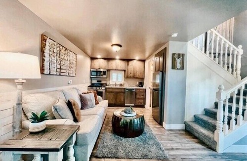 Flagstaff Cottage | Deluxe Cottage Chalet #3 - Private Deck, BBQ, Cozy & Clean!