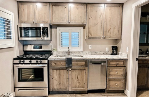 Flagstaff Cottage | Deluxe Cottage Chalet #3 - Private Deck, BBQ, Cozy & Clean!