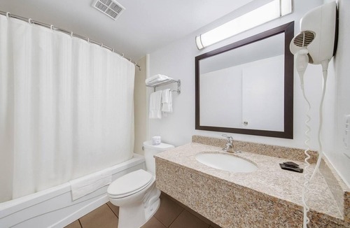 Islington - City Centre West Hotel | Deluxe Inn