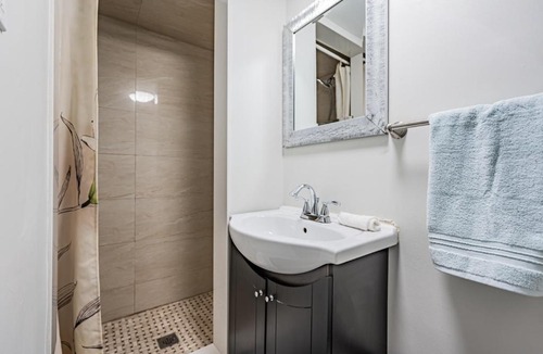 Church and Wellesley House | Deluxe Private Room close to Eaton Center