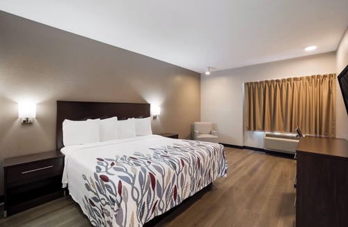 Tucson Hotel | Deluxe Queen Room — Clean & Perfectly Designed for a Relaxing Couples’ Getaway