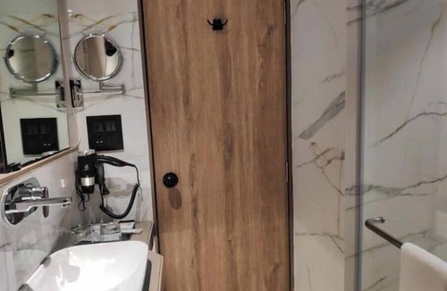 Andheri East Apartment | Deluxe room in MIDC Andheri E
