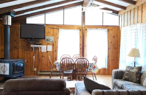 Seguin Cabin | Deluxe Three Bedroom Cottage