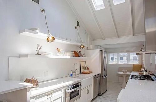 Long Beach Cottage | Designer Beachy Cottage minutes walk to the beach, boardwalk, nightlife.