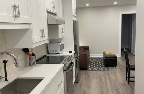 Roncesvalles Village House | Designer-renovated 1 bedroom in Roncesvalles Village