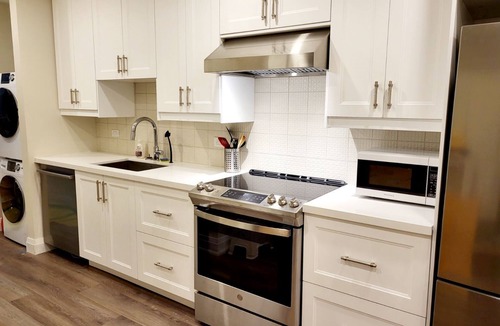 Roncesvalles Village House | Designer-renovated 1 bedroom in Roncesvalles Village