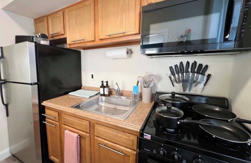 Gayborhood Apartment | Dirty Frank Bar King Bed Walkable Parking