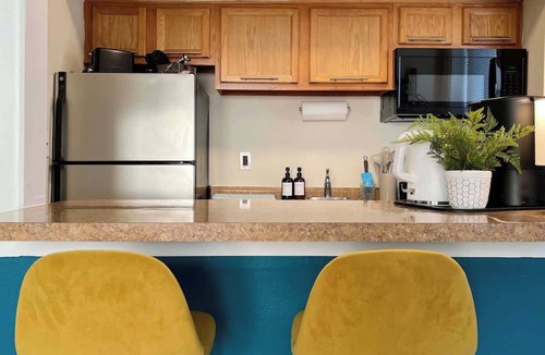 Gayborhood Apartment | Dirty Frank Bar King Bed Walkable Parking