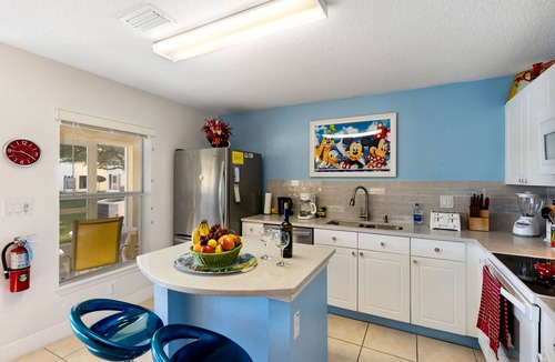 Kissimmee Condo | DISNEY Family Vacation/Lakefront Townhome/ New Bedding/4 Miles To Disney!