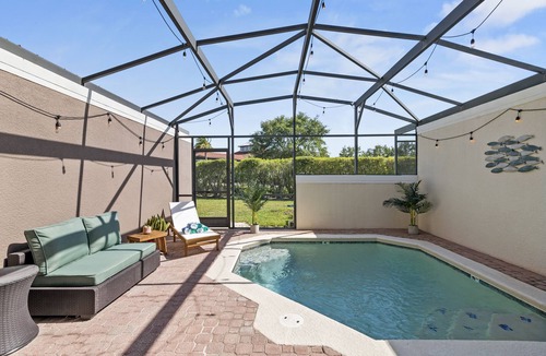 Bellavida Villa | Disney & Universal-themed Villa with King bed + private pool and public hot tub!