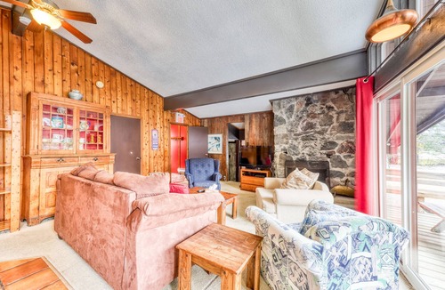 The Blue Mountains Ski Chalet | Dog-friendly, mountain-facing chalet w/ a dry sauna - walk to the Village