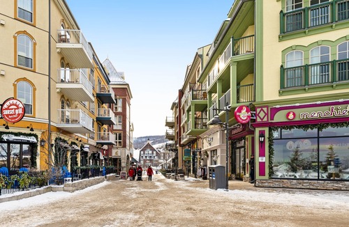 The Blue Mountains Condo | Dog-friendly home at the base of Blue Mountain