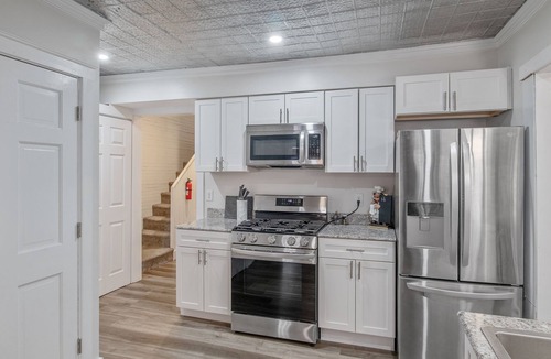 Auburn House | Dog-Friendly Downtown Auburn Apartment!