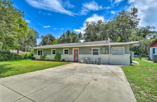 Harbor Oaks Bay Shore House | Dog-Friendly Home with Gas Grill - Walk to Rose Bay!