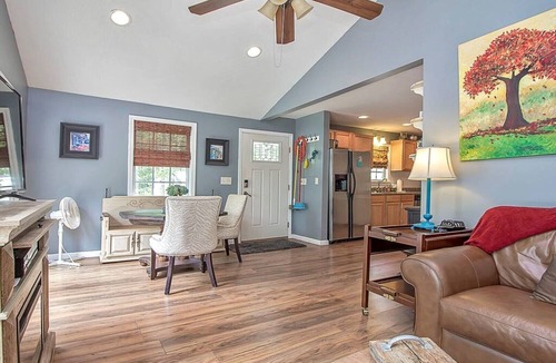 Stemley House | DOGS LOVE THIS LAKEFRONT COZY COTTAGE