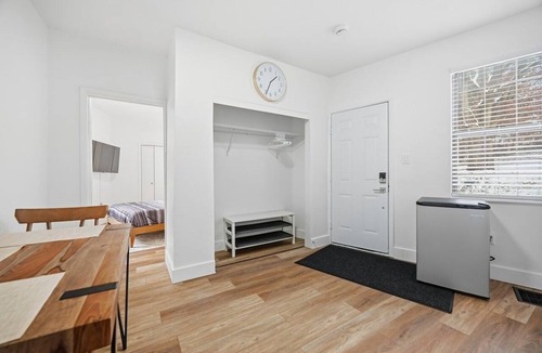 South Hills Apartment | Dormont/Pittsburgh 1B Stylish and Modern 1 Bedroom Apartment With Free Parking