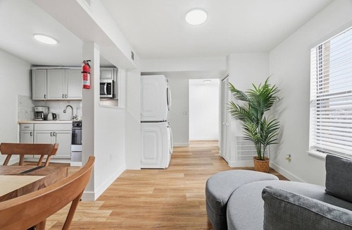 South Hills Apartment | Dormont Pittsburgh 2 Modern and Bright 1Bedroom Apartment With Free Parking