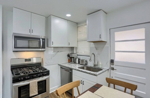 South Hills Apartment | Dormont, Potomac @1 Stylish and Modern 2BD Apartment
