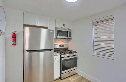 South Hills Apartment | Dormont/Potomac @4 Cozy and Central 2 Bedroom Private Apartment