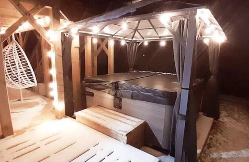 Orillia House | ❤ Double Delight Getaway: 2 Homes + 2 Hot Tubs ❤