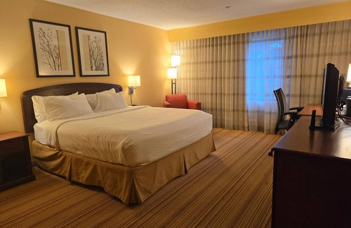 Altoona Hotel | Downtown Altoona Retreat w/Easy Convention Access, Museums & Art Attractions