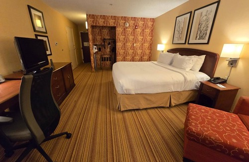 Altoona Hotel | Downtown Altoona Retreat w/Easy Convention Access, Museums & Art Attractions