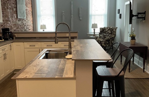 Historic Downtown Bedford Apartment | Downtown Comfort for your family in the heart of shopping & restaurants.