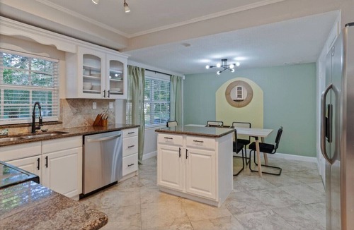 Lake Eola Heights Apartment | Downtown Gem w/Jacuzzi + Basketball + Games!