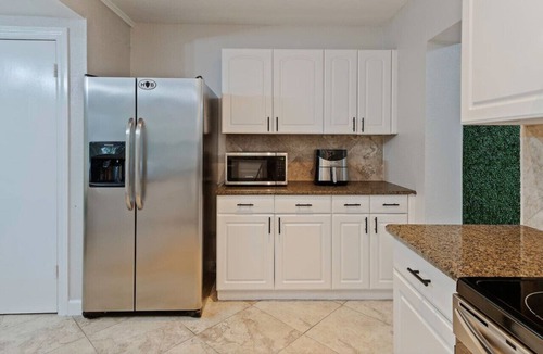 Lake Eola Heights Apartment | Downtown Gem w/Jacuzzi + Basketball + Games!