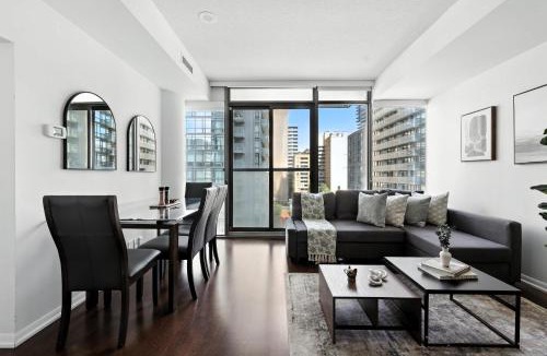 Bay Cloverhill Apartment | Downtown Oasis Condo Steps to Financial District