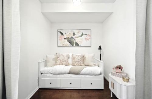 Bay Cloverhill Apartment | Downtown Oasis Condo Steps to Financial District