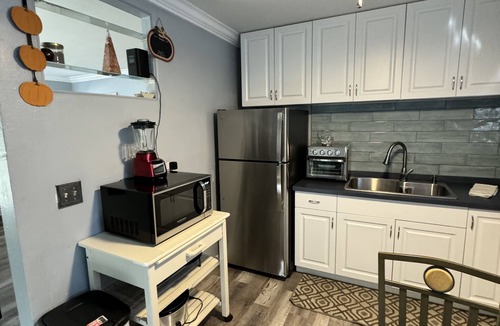 Gillespie Park House | Downtown Single Family Modern Bungalow close to beaches and dining by RedAwning