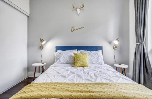 Toronto Entertainment District Apartment | Downtown Toronto CN Tower Suites