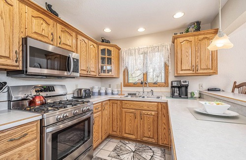 North Glade Hills House | Dreamers Inn | Lakefront, Private Dock + Views!