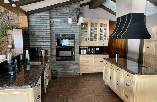 Bancroft Cottage | ♥Dreamy Family Oasis ~ Lake Access ~ Games ~Views