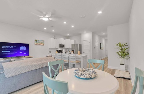 Gulf Breeze House | Drift Bay: Zoo, Boat Ramp, Foosball and Beach