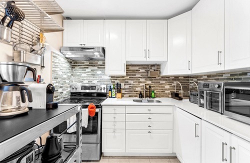 Parkdale Apartment | DT Oasis 2 bed w/Parking & 15 min to CN Tower