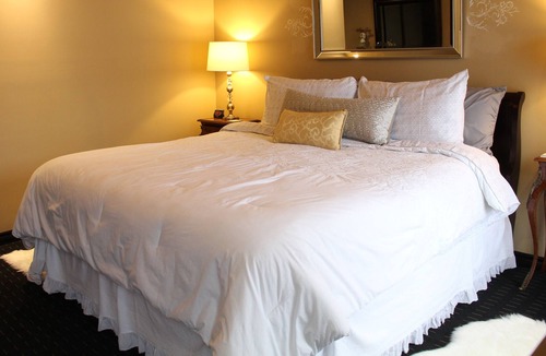 Dundas Apartment | Dundas Heart Getaway!