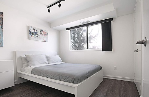 Cabbagetown South House | DUNDAS SQUARE Luxury Apartment - hybrid office!!