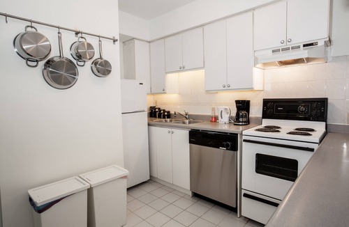 Cabbagetown South House | DUNDAS SQUARE - Spacious Bunker - with 2 Desks