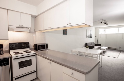 Cabbagetown South House | DUNDAS SQUARE - Spacious Bunker - with 2 Desks