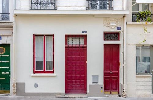 Faubourg Saint-Germain Apartment | Duplex and private patio at Eiffel Tower