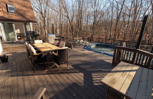 East Stroudsburg House | East Stroudsburg Chalet-4BR,Bar,Hot-tub,Fireplace, Pool