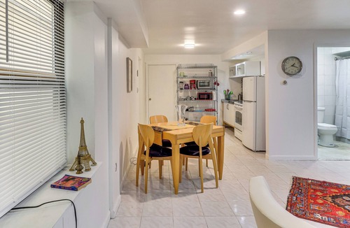 Bulls Ferry and Jacob's Ferry Cottage | Easy NYC Commute: Getaway Near Metlife Stadium!