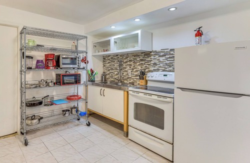 Bulls Ferry and Jacob's Ferry Cottage | Easy NYC Commute: Getaway Near Metlife Stadium!