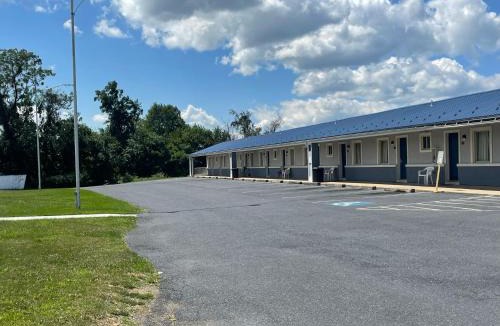 Mechanicsburg Cabin | Econo Lodge Mechanicsburg - Harrisburg West