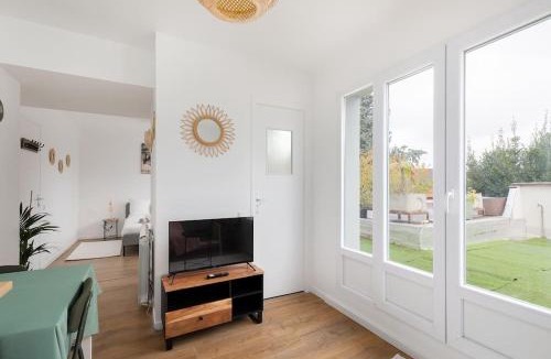 Aulnay-sous-Bois Apartment | Elégant Flat Paris CDG Expo