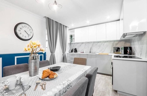 Strasbourg -Saint-Denis Apartment | Elegant 130m² Apartment in Central Paris, Marais