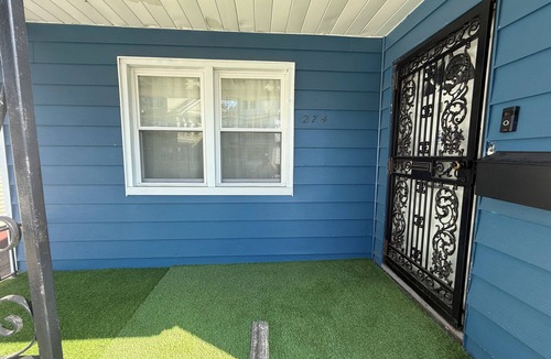 Lower Vailsburg House | Elegant 2-Bedroom Retreat & Modern Comfort & Prime Location.